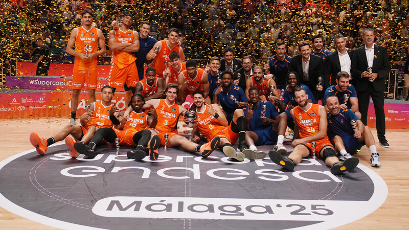 El Valencia Basket enamora y conquista su 2&ordf; Supercopa Endesa (94-98)