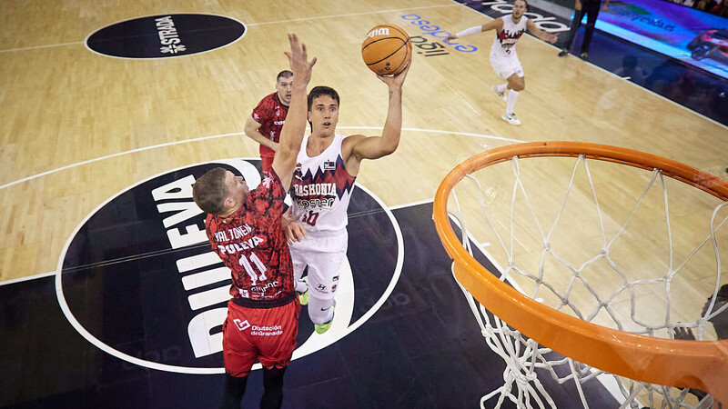 El Baskonia sabe sufrir para conquistar Granada (80-83)