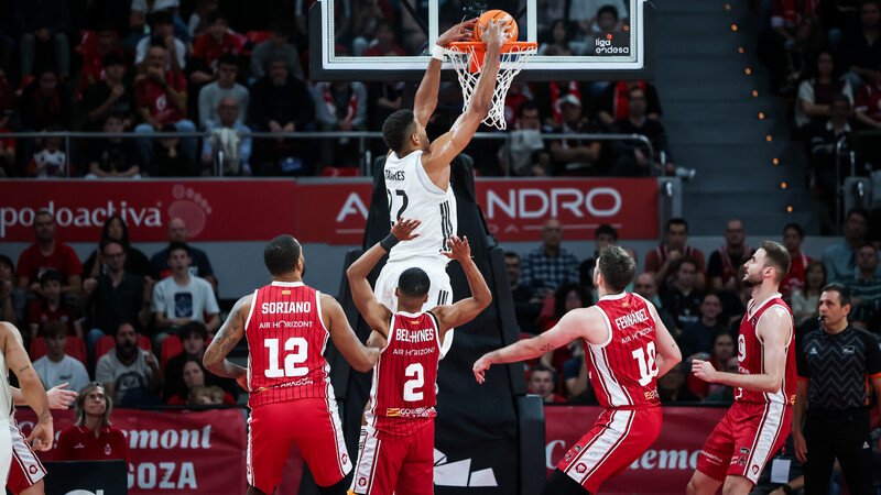 Tavares tapona las embestidas del hurac&aacute;n Yusta (83-95)