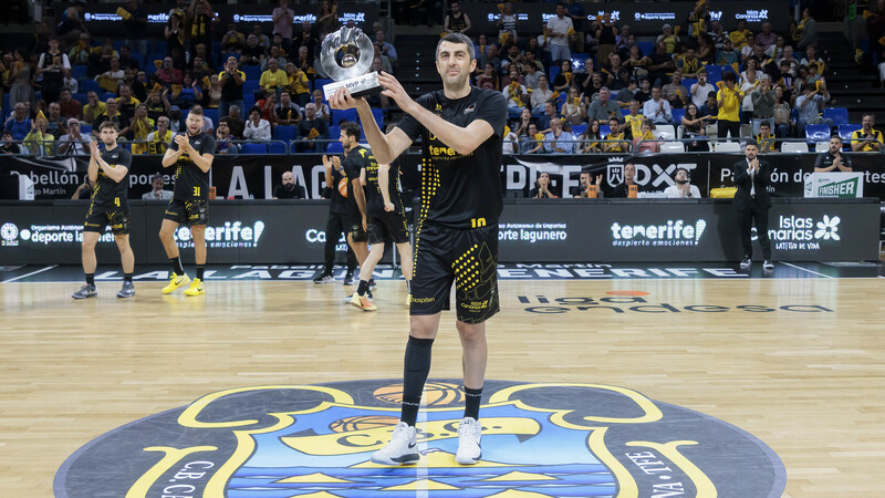 Shermadini recibe su trofeo como MVP de octubre