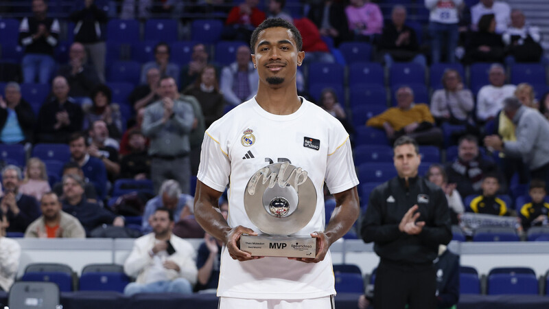 Theo Maledon recibe su trofeo como MVP de noviembre