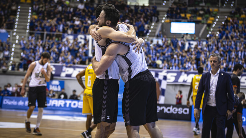 Unicaja tira de colectivo para exhibirse ante la Penya (105-83)