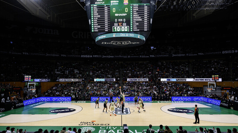 Un abarrotado Olimpic disfruta con la victoria en el derbi